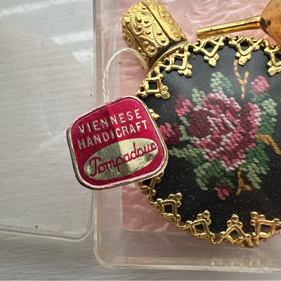 Vintage Viennese petite point perfume bottle, funnel, case. Pompadour Austria. - Picture 7 of 8